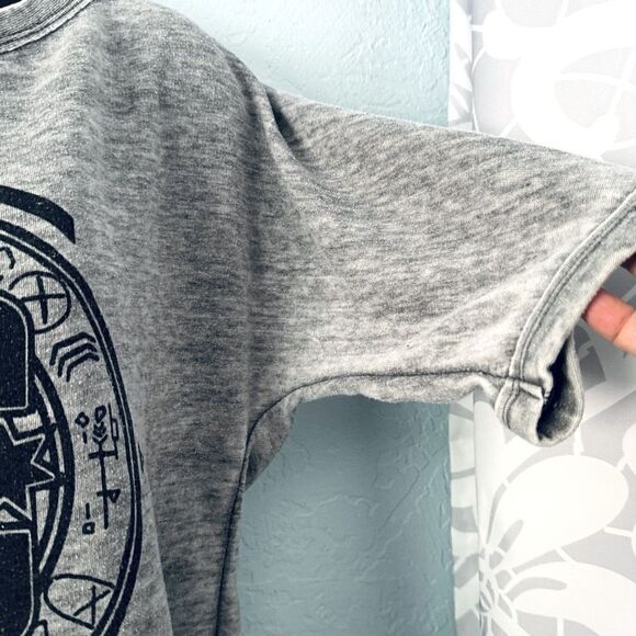 DC Gray Acid Washed Graphic Cropped Shirt 3/4 Sleeve Size Small - Picture 5 of 7